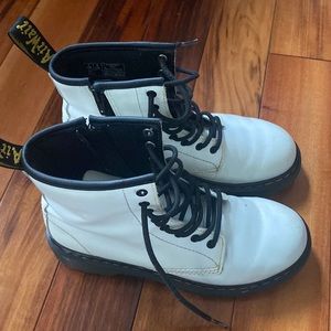 White kids Dr. Martens size 3. Gently used (see pics)